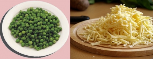Зливаємо воду з горошку і тремо сир
