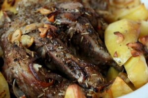 Баранина з часником і розмарином