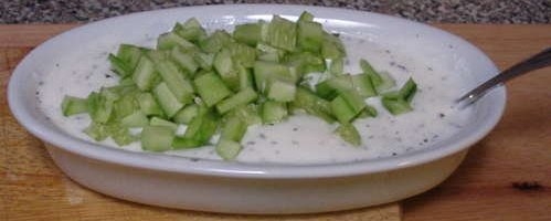 додаємо огірок до йогурту