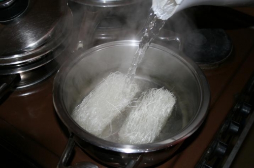 Заливаємо фунчозу окропом