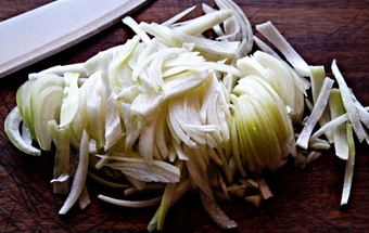 подрібнюємо цибулю