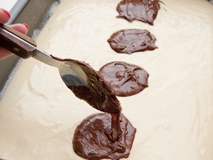 викладаємо поверх світлого тіста темне