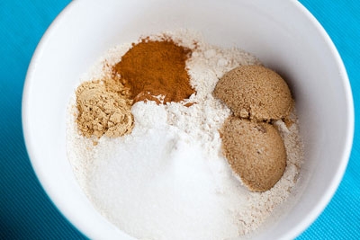 миска зі спеціями і цукром