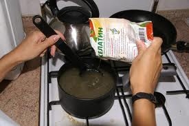  проціджуємо бульйон і додаємо желатин