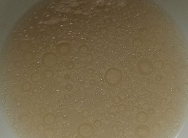 Дріжджі з цукром в теплій воді