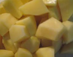 нарізаємо картоплю на шматочки