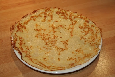 перекладаємо готовий млинець на тарілку