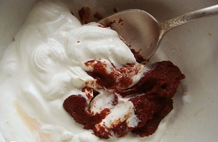 змішуємо в блендері апельсин, сметану і томатну пасту