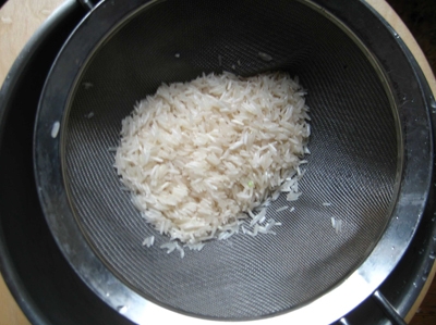 промиваємо рис під проточною водою