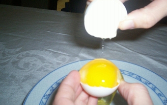 відокремлюємо білок від жовтка