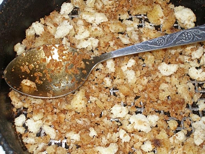 обсмажуємо хлібні крихти