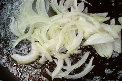 цибулю на сковороді