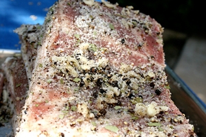 натираємо спеціями сало з сіллю