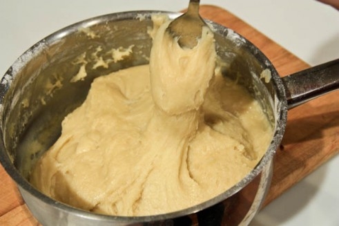 миска з тестом