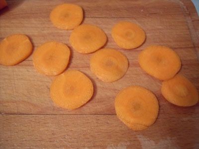 Ріжемо моркву перед варінням