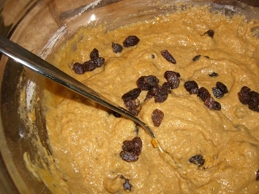 перемішуємо тісто з родзинками