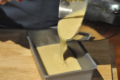 перелити тісто у форму