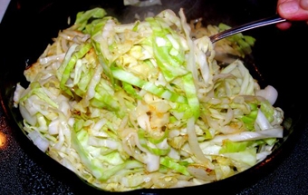 смажимо цибулю з капустою