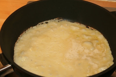 виливаємо тісто в сковороду