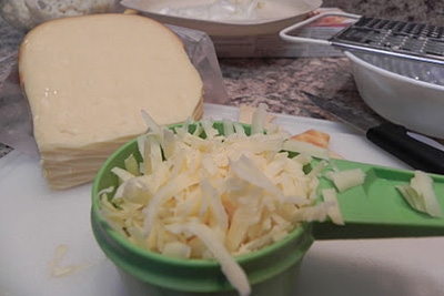 натираємо сир на тертці