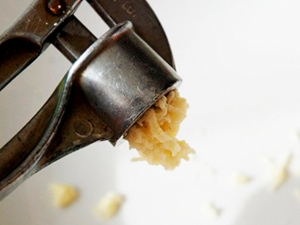 подрібнюємо часник