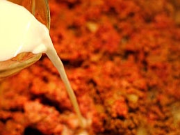 додаємо в начинку молоко