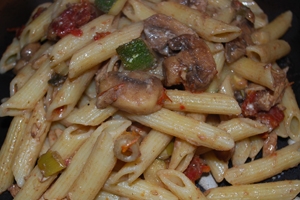 перемішуємо макарони з овочевою начинкою