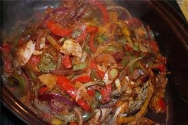 шматки м'яса обкладаємо овочами
