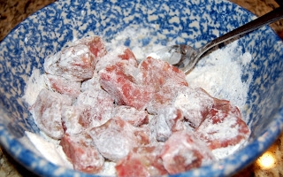 м'ясо обвалюють у борошні