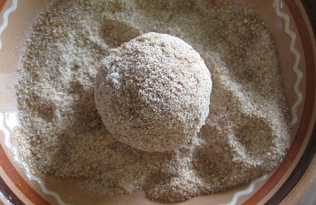 Обвалюємо кулька в паніровці і отримуємо крокет!