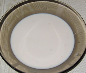 розводимо дріжджі в молоці