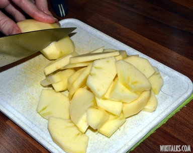 нарізаємо на шматочки яблука