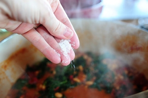 сіль в каструлі