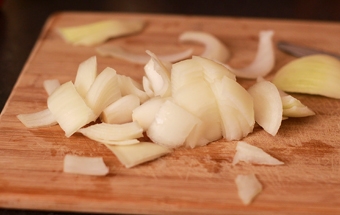 нарізаємо цибулю на шматочки