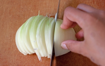 нарізаємо цибулю півкільцями