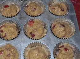 викладаємо тісто у формочки для запікання кексів