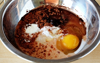 змішуємо яйце, цукор і какао-порошок