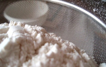 просіваємо борошно