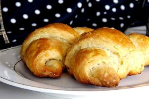Круасани з листкового дріжджового тіста