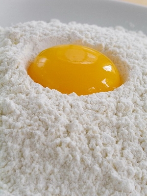 змішуємо борошно з яйцем