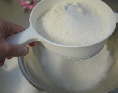 просіваємо борошно і розпушувач