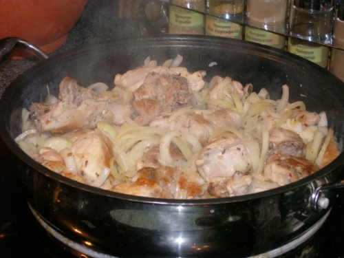 тушкуємо м'ясо з цибулею