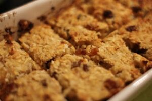 Пшоняна запіканка з курагою та горіхами