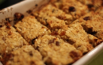 пшоняна запіканка з курагою та горіхами