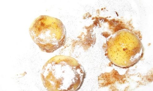 занурюємо кульки в білку і кориці