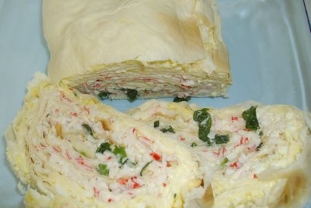 готовий рулет з лаваша з крабовими паличками