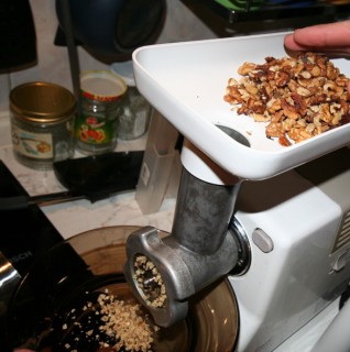 Пропускаємо через м'ясорубку горіхи та печиво