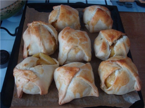 Крок 6: готуємо яблука в сирному тісті.