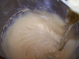 перемішуємо борошно з яєчно-цукрової сумішшю