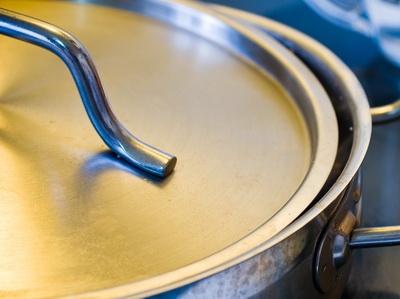 накриваємо каструлю кришкою